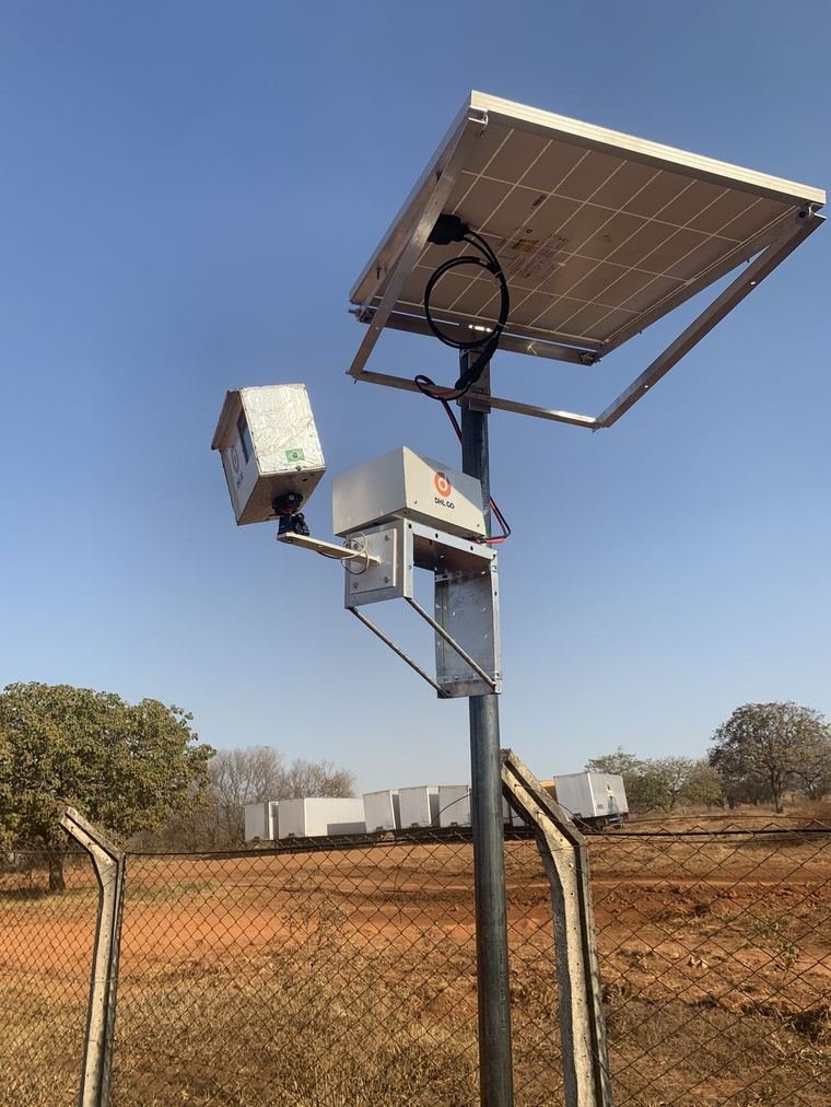 Câmera de time-lapse com painel solar instalada no canteiro