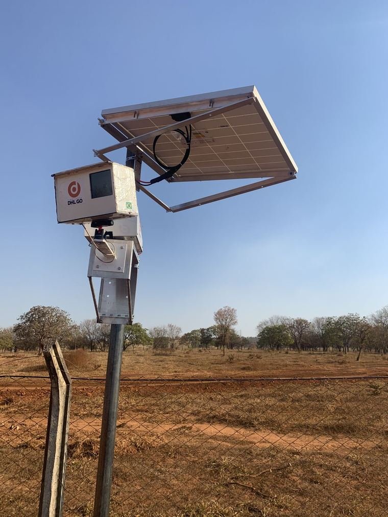 Câmera Synvix com painel solar instalada em poste