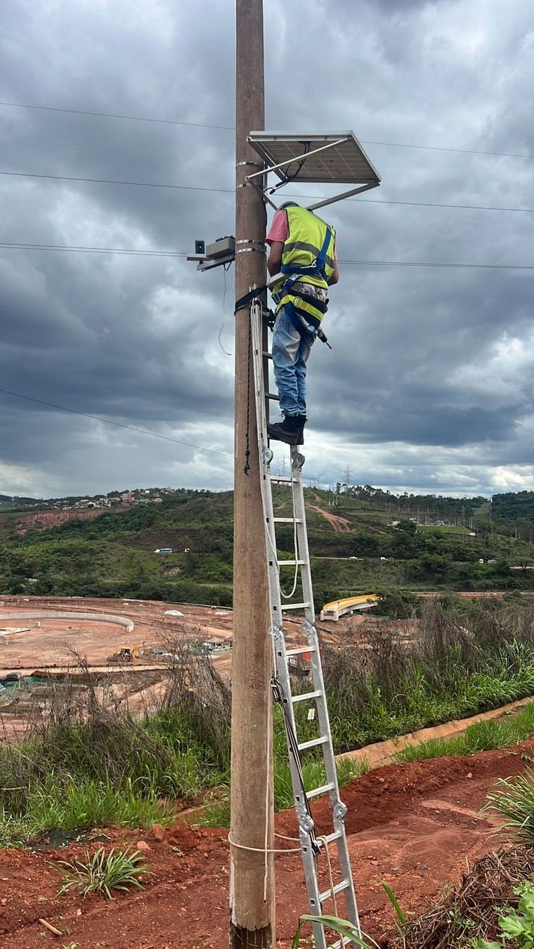 Instalação de câmera Synvix com painel solar em poste